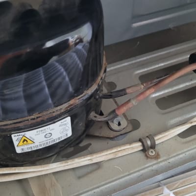 מדחס חשמלי עם צינורות נחושת וחוטי חשמל