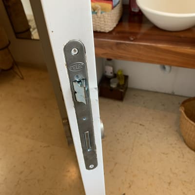 מנעול דלת עם ידית וכלי עבודה על הרצפה