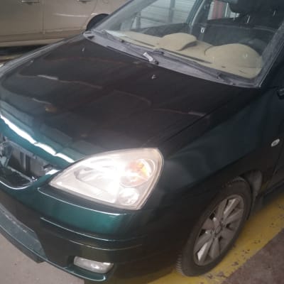 מכונית עם פגוש קדמי פגום במוסך לתיקון