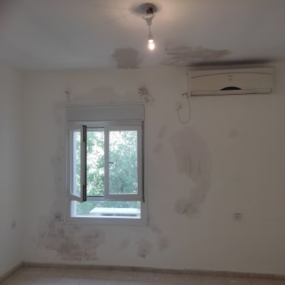 קירות עם תיקוני צבע וטיח בחדר