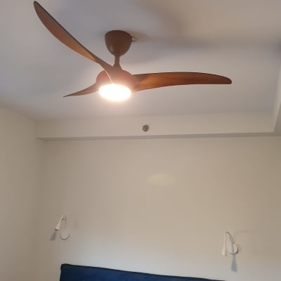 מאוורר תקרה עם תאורה דולקת בחדר שינה