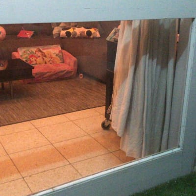 שולחן זכוכית שחור עם השתקפות כדור