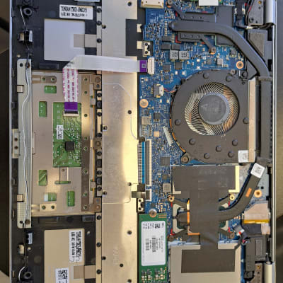 לוח אם של מחשב נייד עם מאוורר ורכיבים אלקטרוניים