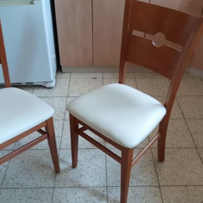 שני כיסאות עם ריפוד לבן במטבח