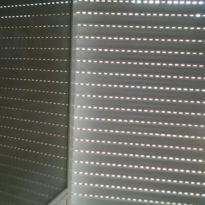 תריסים סגורים עם חריצים לאור