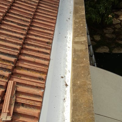 רעפים אדומים ותעלת ניקוז על גג