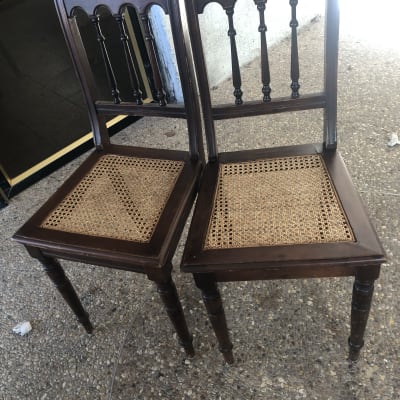 שני כיסאות עץ עם מושב קלוע