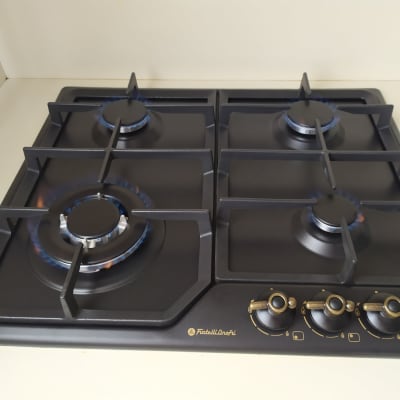 כיריים גז עם ארבעה מבערים דולקים