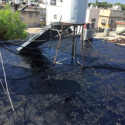 גג אטום בזפת עם כבלים ומתקנים