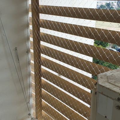 רשת מתכת מותקנת על חלון למניעת כניסת יונים