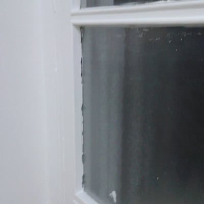 זכוכית חלון עם מסגרת לבנה