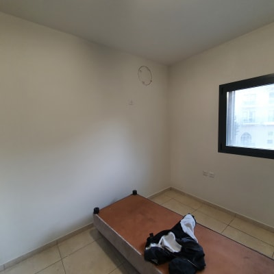 קיר לבן עם סימן עגול לצביעה