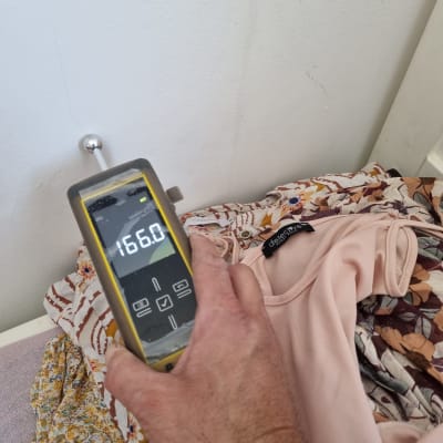 מד לחות דיגיטלי מוצמד לקיר עם סדק