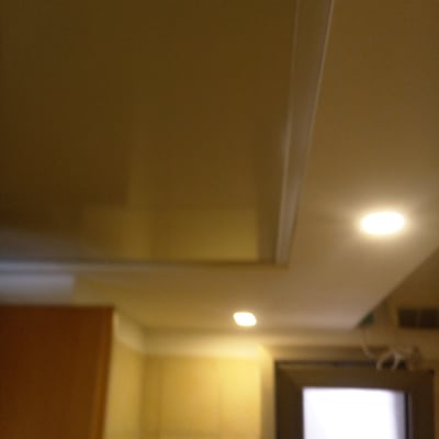 תקרת גבס עם תאורה שקועה ושוליים לבנים