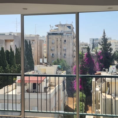 חלון אלומיניום עם נוף עירוני ברקע