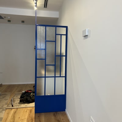 מסגרת מתכת כחולה עם זכוכית מחוספסת