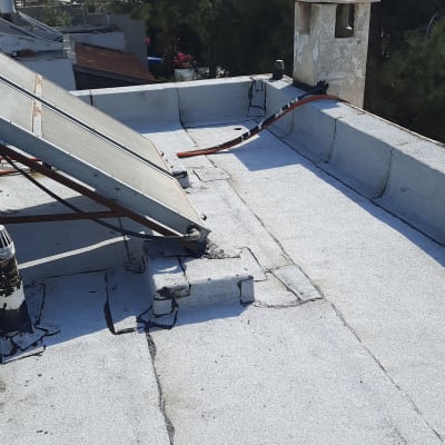 גג עם איטום סדקים ושימוש בזפת