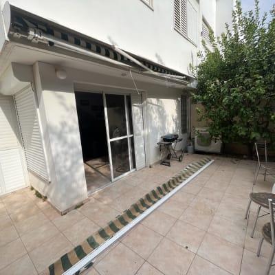 סוכך מפורק עם בד פסים ירוק ולבן