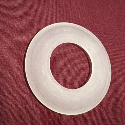 טבעת גומי שקופה על רקע אדום