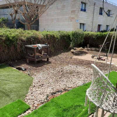 שולחן גינה עם כלים ועגבניות, דשא מלאכותי