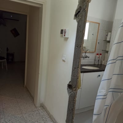 משקוף דלת חשוף עם קיר בטון חשוף