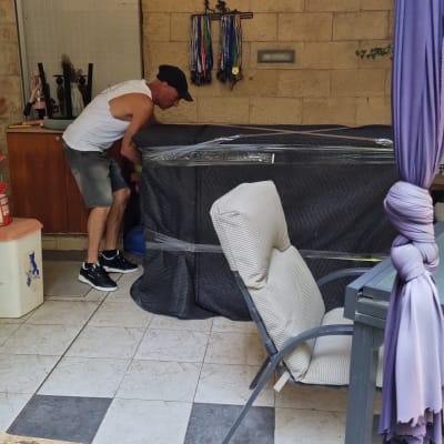 אדם אורז רהיט גדול עם שמיכה שחורה