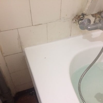 ברז אמבטיה עם צינור מים, קיר אריחים לבן