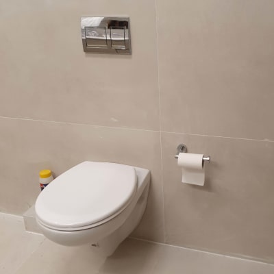 שירותים מותקנים עם אריחים חדשים וקיר פתוח