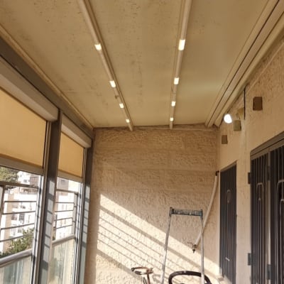 סולם, צינורות חשמל ותאורה בתקרה