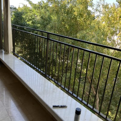 מעקה מתכת עם מדף שיש, ספריי וכלי עבודה