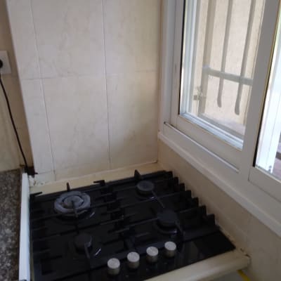 כיריים גז נקיות ליד חלון במטבח