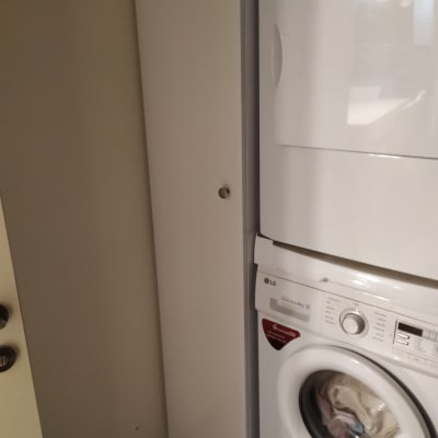 מכונת כביסה ומייבש כביסה בחדר כביסה