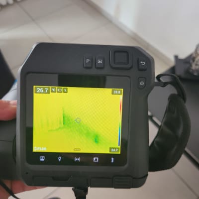 מצלמה תרמית מציגה תמונה עם אזור חם וקר