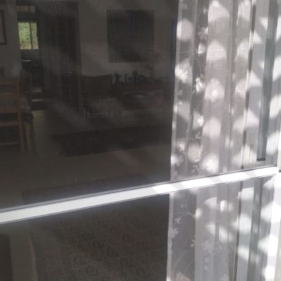 תריסים עם וילון תחרה לבן בחלון