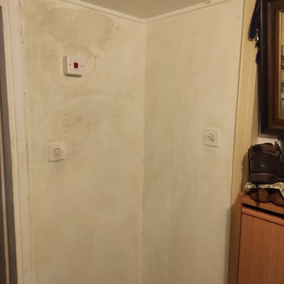 קיר עם מתג חשמל ושקע