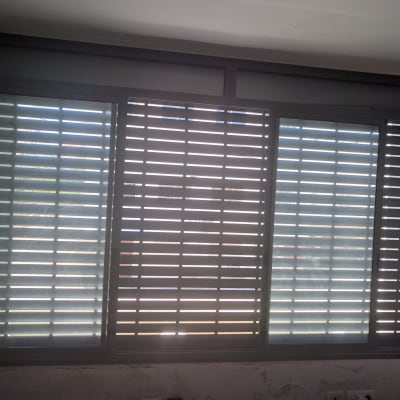 תריסי אלומיניום בחלון גדול