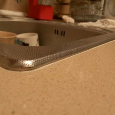 כיור מטבח עם כלים וספוג