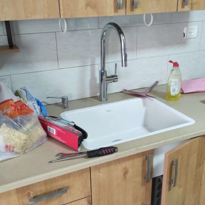 כיור מטבח עם ברז, מברג ומפתח שוודי