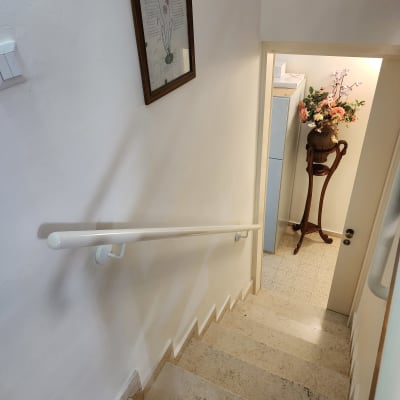 תמונה ממוסגרת תלויה על קיר מדרגות