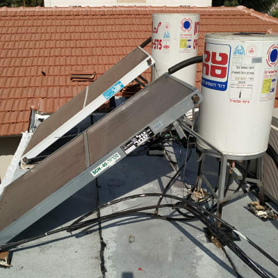 מערכת דודי שמש על גג עם איטום גג
