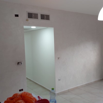 קיר צבוע, שקיות פלסטיק, בקבוק מים, מנורה תלויה