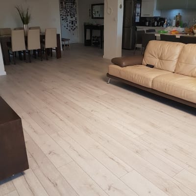 רצפת פרקט עץ בהירה בסלון מרוהט