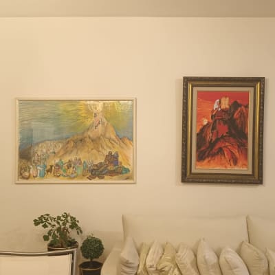 שתי תמונות ממוסגרות תלויות על קיר לבן