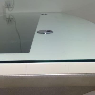 משטח זכוכית עם חור עגול ושוליים מתכתיים