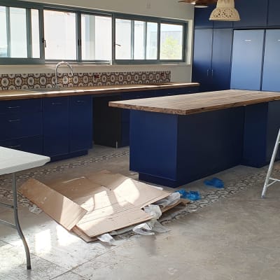 מוצרי ניקוי על אדן חלון במטבח