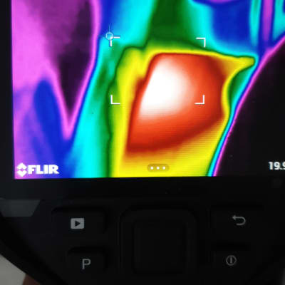 תצוגת מצלמה תרמית עם אזור חם בצבע אדום