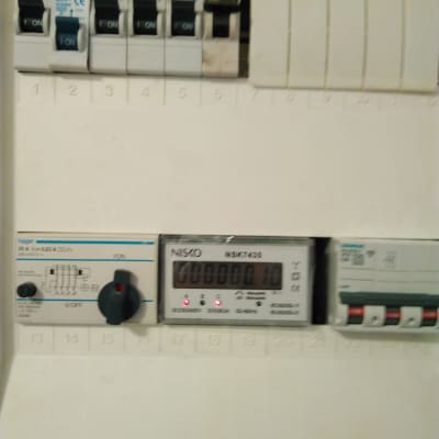 לוח חשמל עם מפסקים ומונה דיגיטלי