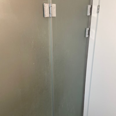 דלת זכוכית למקלחת עם צירים מתכתיים