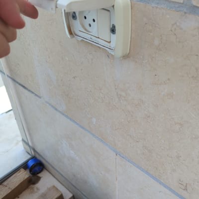 שקע חשמלי בקיר עם כיסוי פתוח