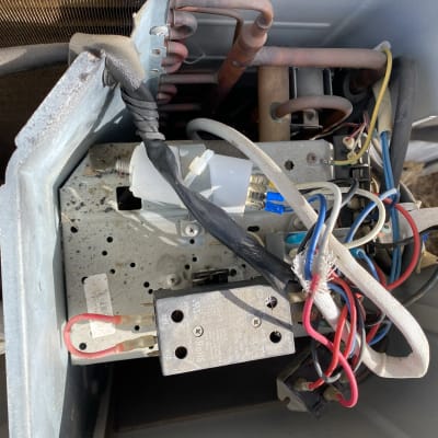 חוטים ומחברים בתוך מערכת מיזוג אוויר